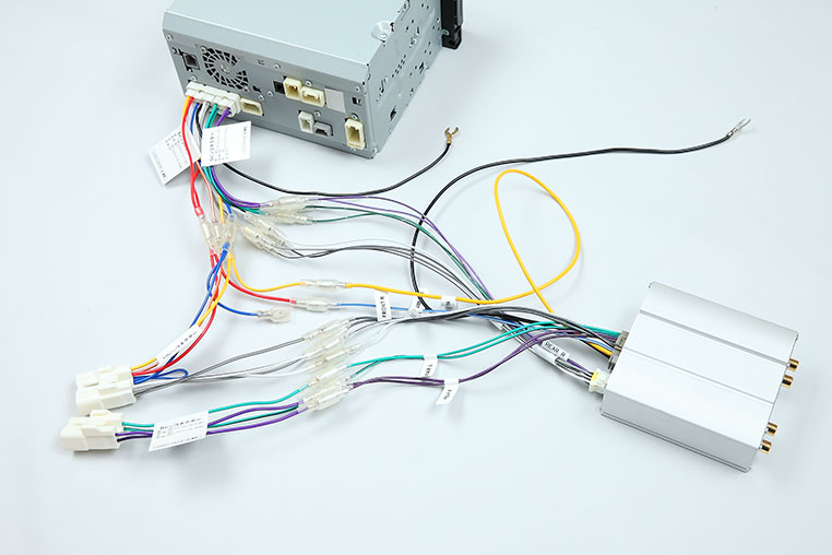 純正ナビと純正スピーカーの間にパワーアンプを割り込ませる配線図